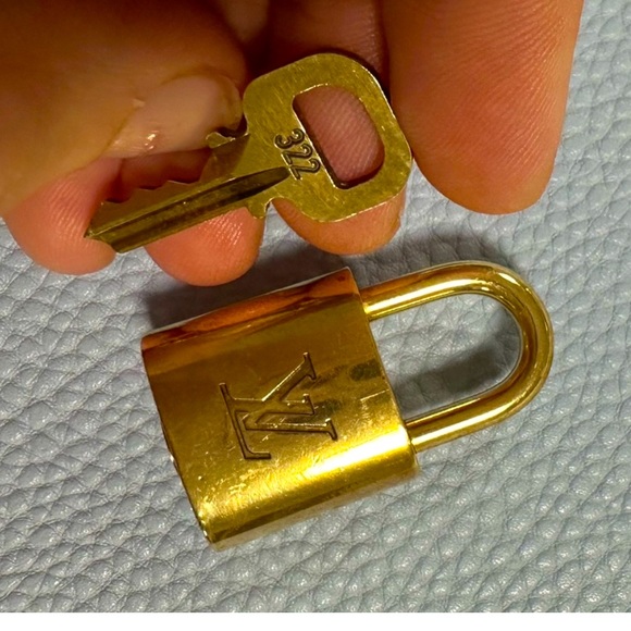 Lv Locker with key 322 nr. With Necklace! - Picture 10 of 10